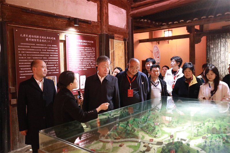 会议期间,庄兆林还前往黎川同胜九曲东黎文化旅游项目,黎川县家具产业