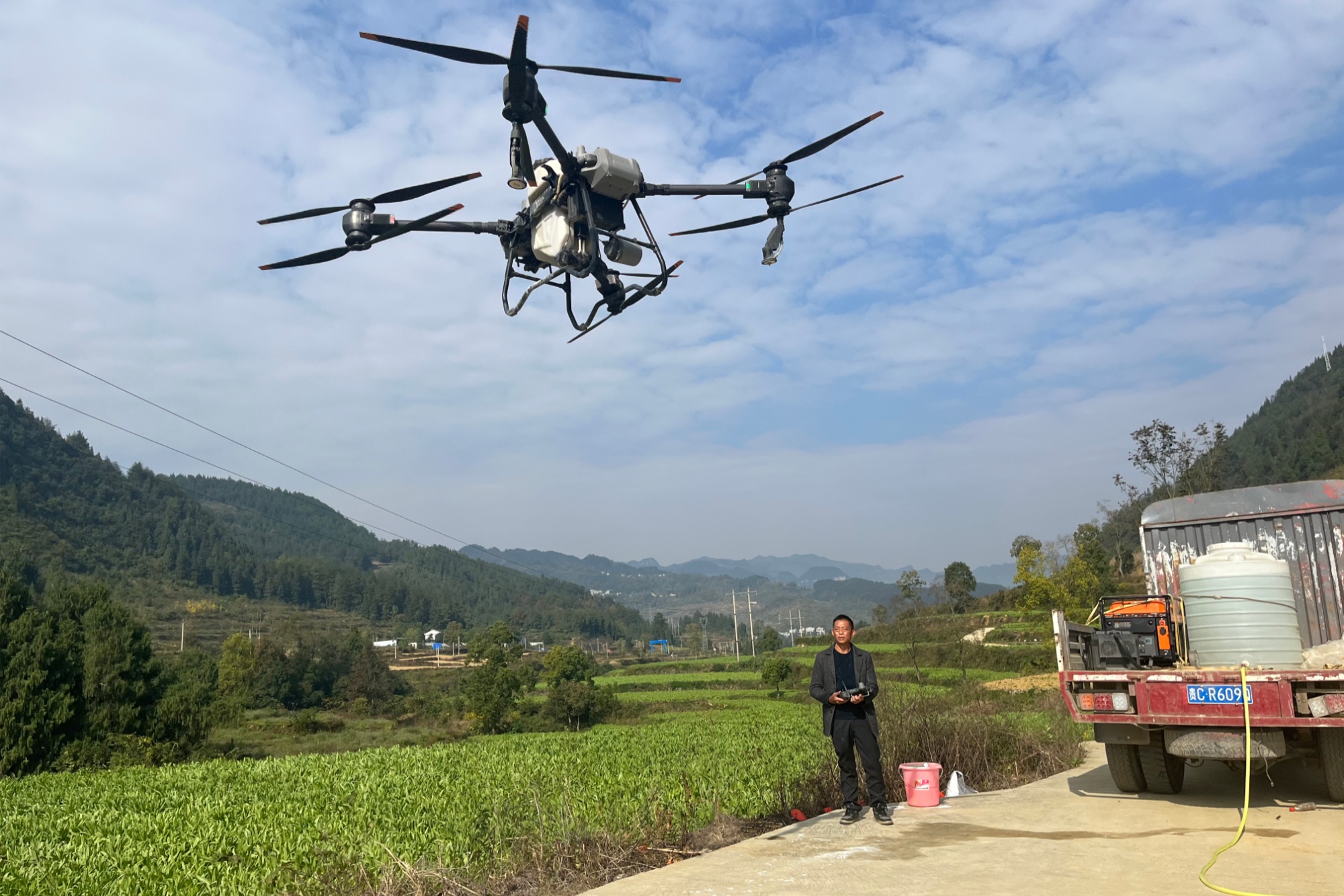 贵州务川:无人机喷洒农药 科技助农提质增效