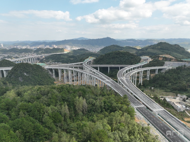 连接贵阳至成都最快通道贵金高速正式通车