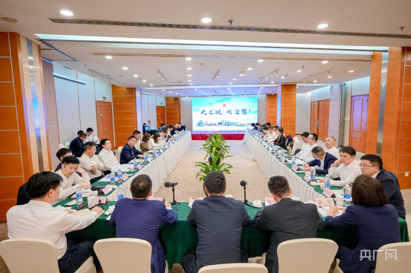 市招商投资促进局局长周波,重庆市人民政府驻广东办事处主任谢小刚