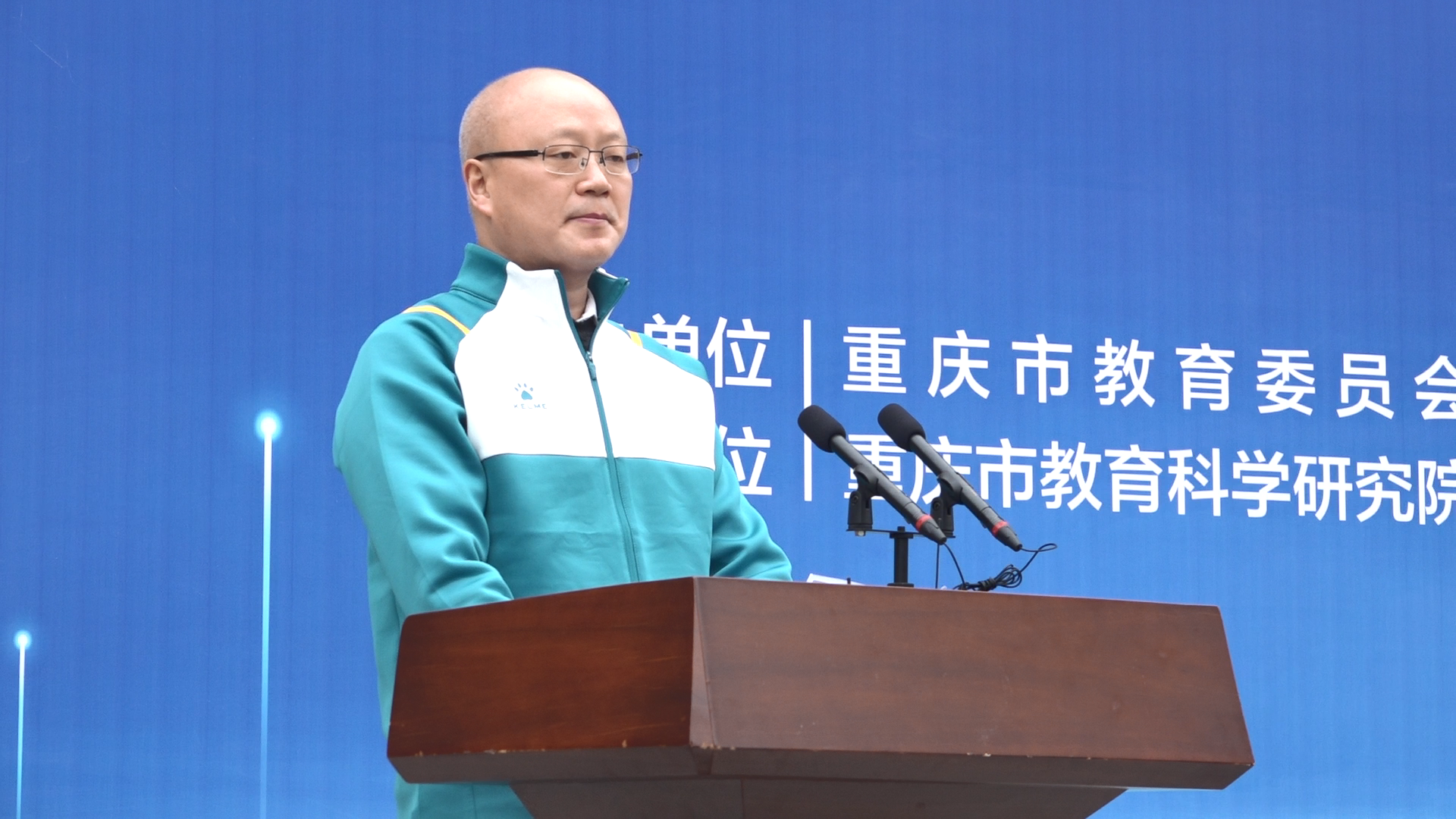 重庆市教育科学研究院基础教育研究所副所长周智良致辞(陈海东  摄)