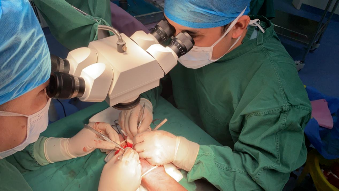 工人不慎被电锯割伤三指 医护人员顺利开展断指再植手术