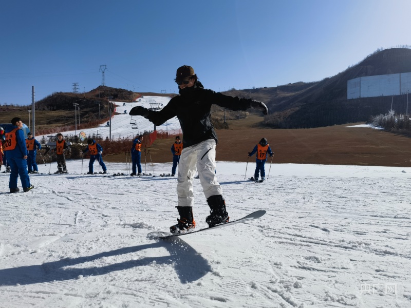 蘭州龍山國際滑雪場開板迎客冰雪冷資源持續升溫