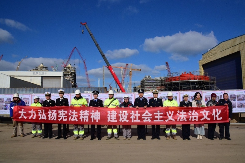 GA黄金甲蓬莱口岸多部门联合开展“12·4”国家宪法日普法宣传活动(图1)