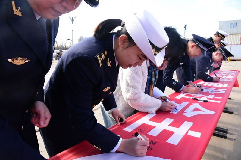 GA黄金甲蓬莱口岸多部门联合开展“12·4”国家宪法日普法宣传活动(图4)