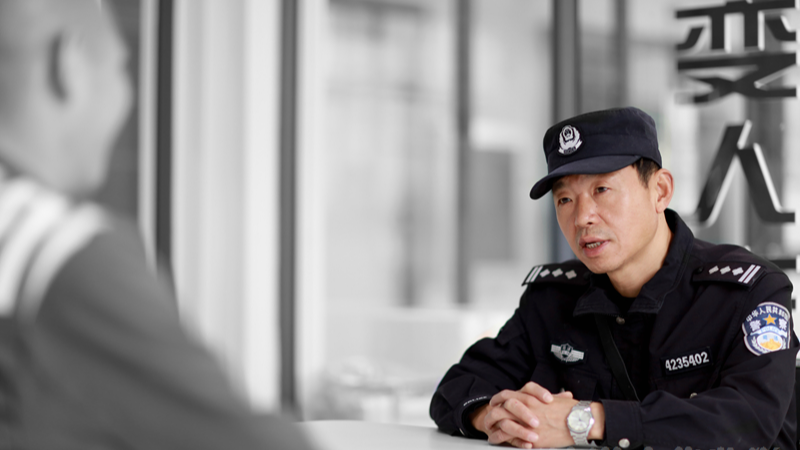 十一监区党支部书记,监区长王文广与艾滋病服刑人员进行"话疗"12月1日