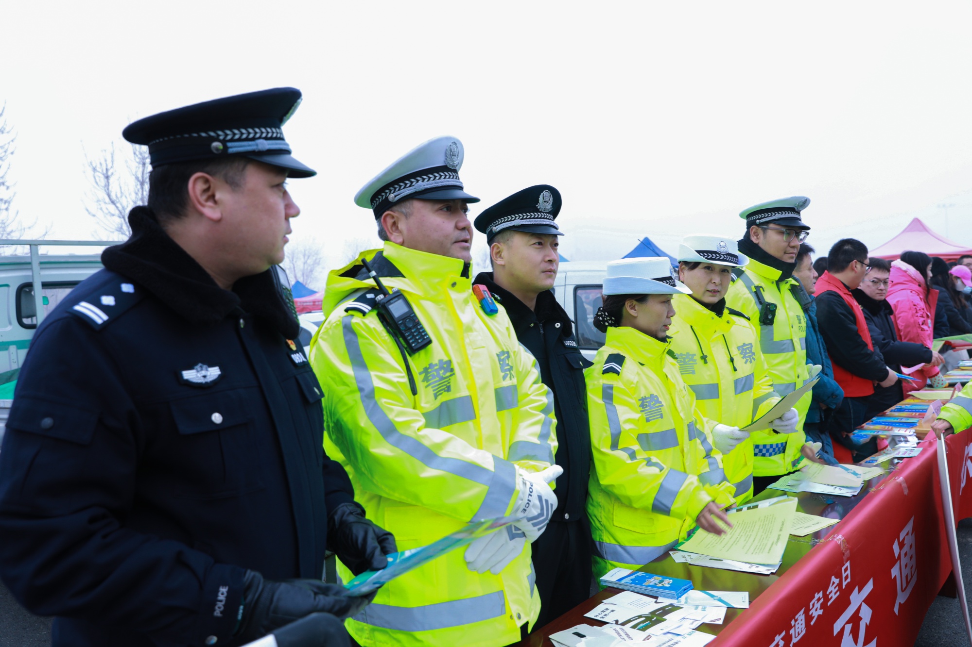 独山子公安开展全国交通安全日主题宣传活动