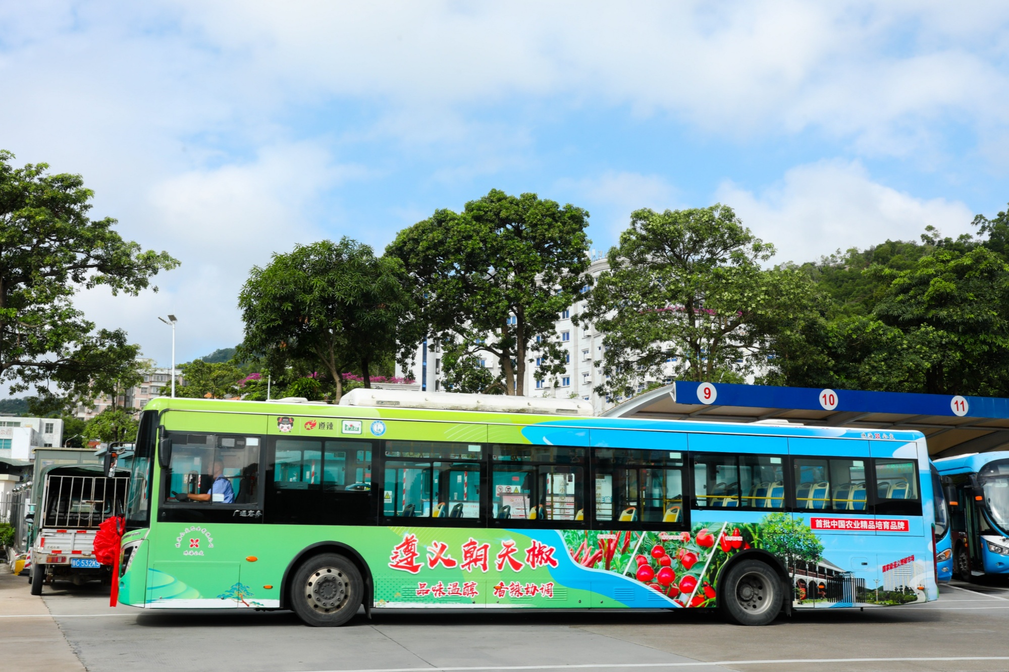 首页>贵州频道>合作>"遵义朝天椒"通过珠海公交全车贴媒体展示(遵义市