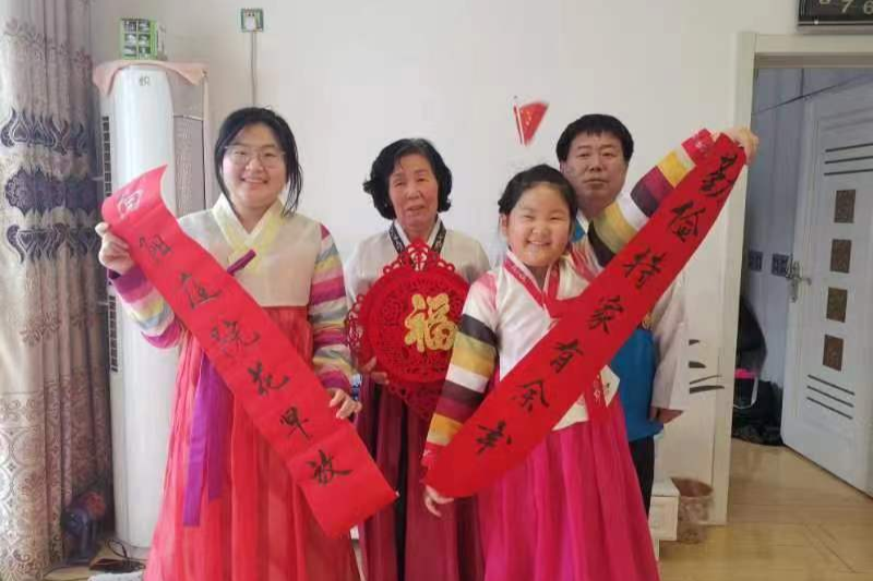 首页>黑龙江频道>社会法治>朝鲜族村民收到了乡干部送的对联(央广网发