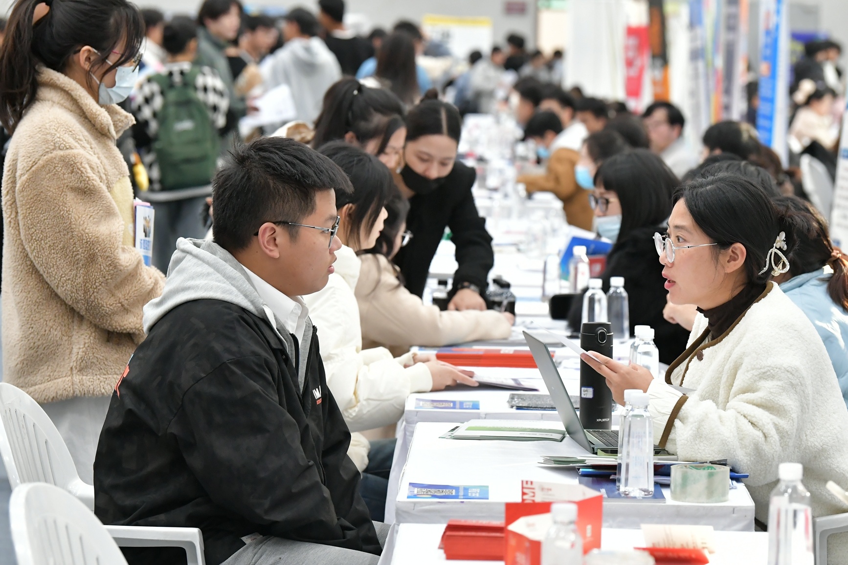上手快能力强 高职生成了招聘会上的“香饽饽”