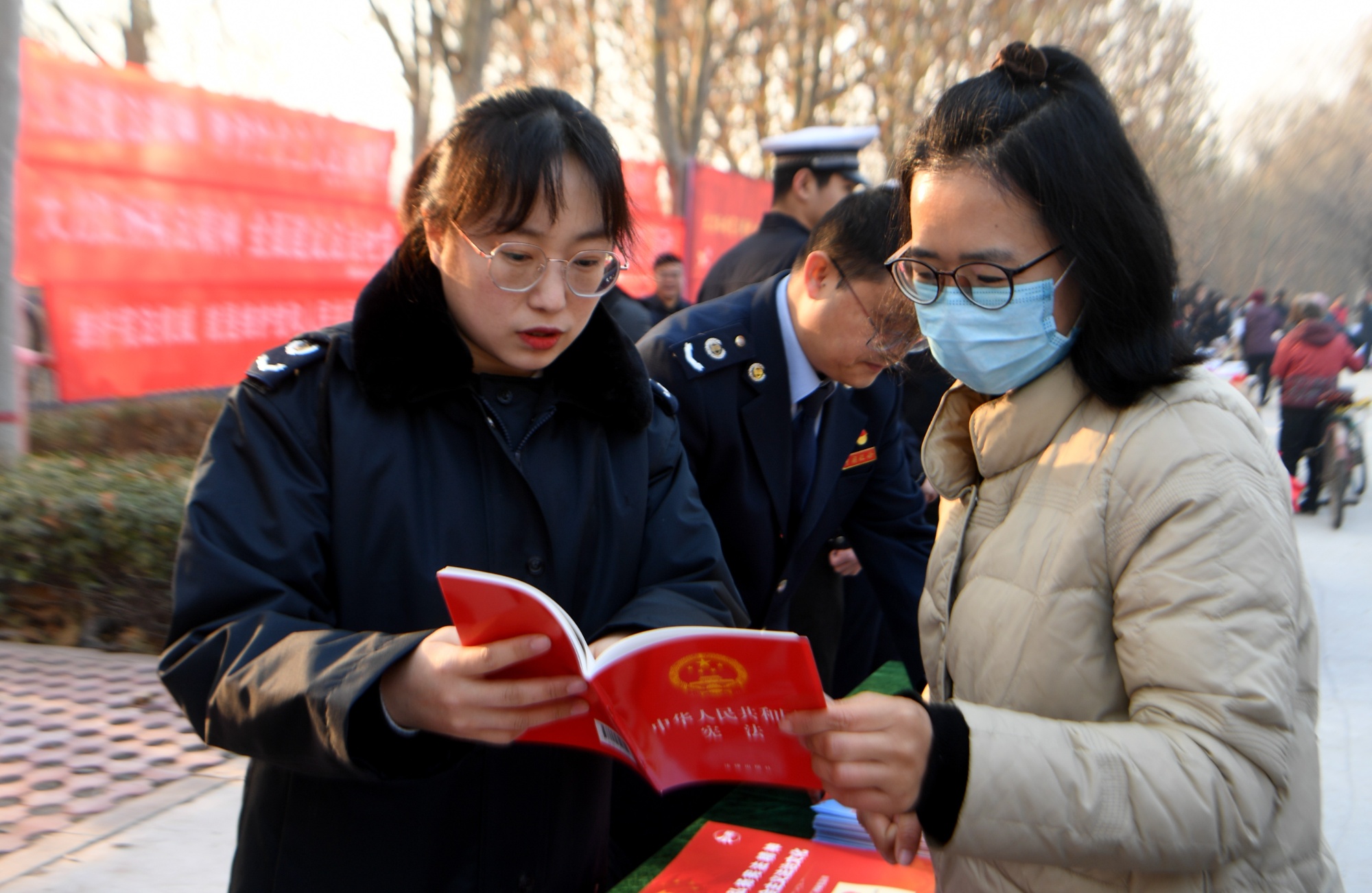 摄)据了解,近年来,该县紧抓"宪法宣传周"民法典宣传月"等重要时间