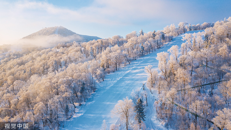 冬季冰雪旅游持续升温：滑雪游客年轻化  边滑边游成时尚