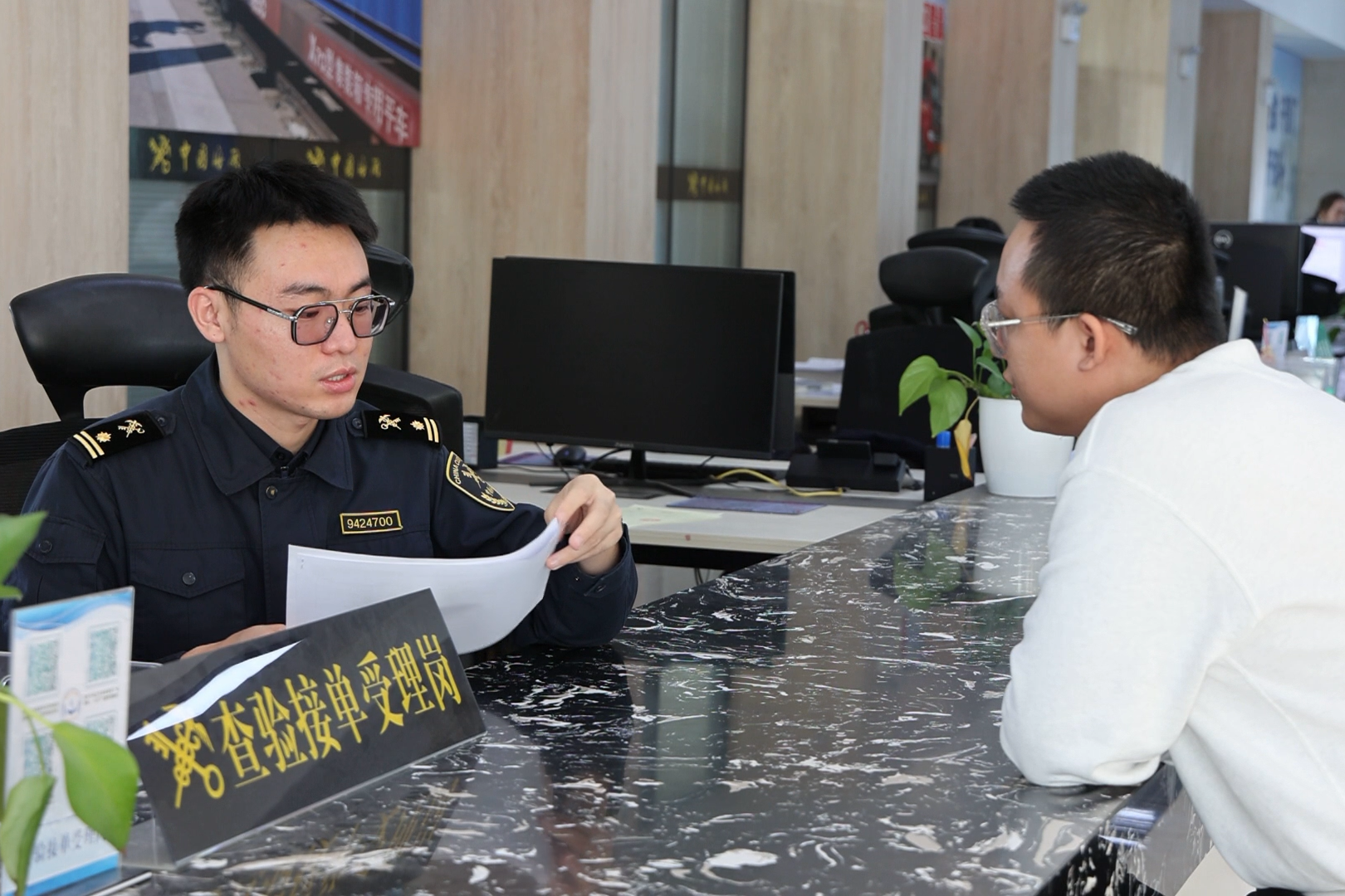 阿拉山口海关关员正在为报关员办理铜精矿通关业务 （龙证宇 摄）