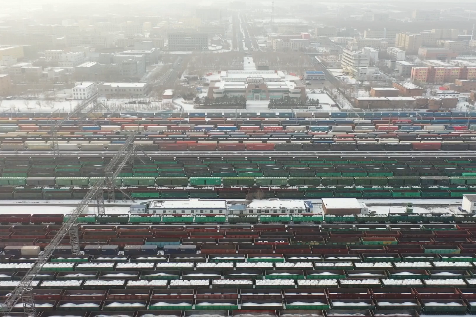 阿拉山口站编组场内货运列车正集结待出发 （龙证宇 摄）