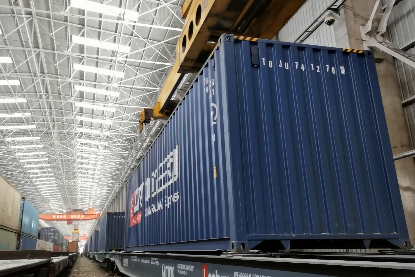 一列入境中欧班列正在换装 （龙证宇 摄）