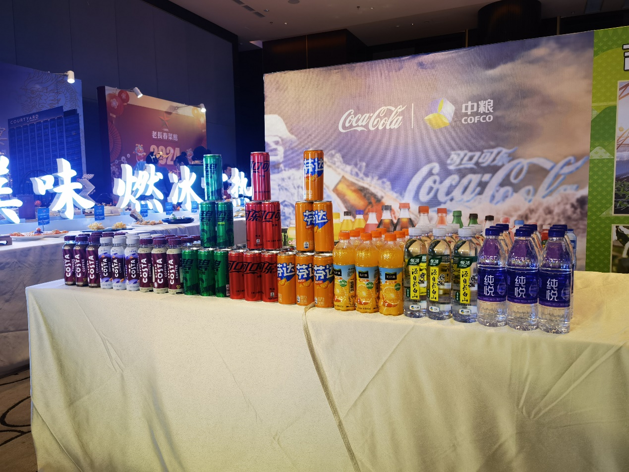 开幕式现场,中粮可口可乐系列饮品引起现场中外友人的热烈品鉴,活动