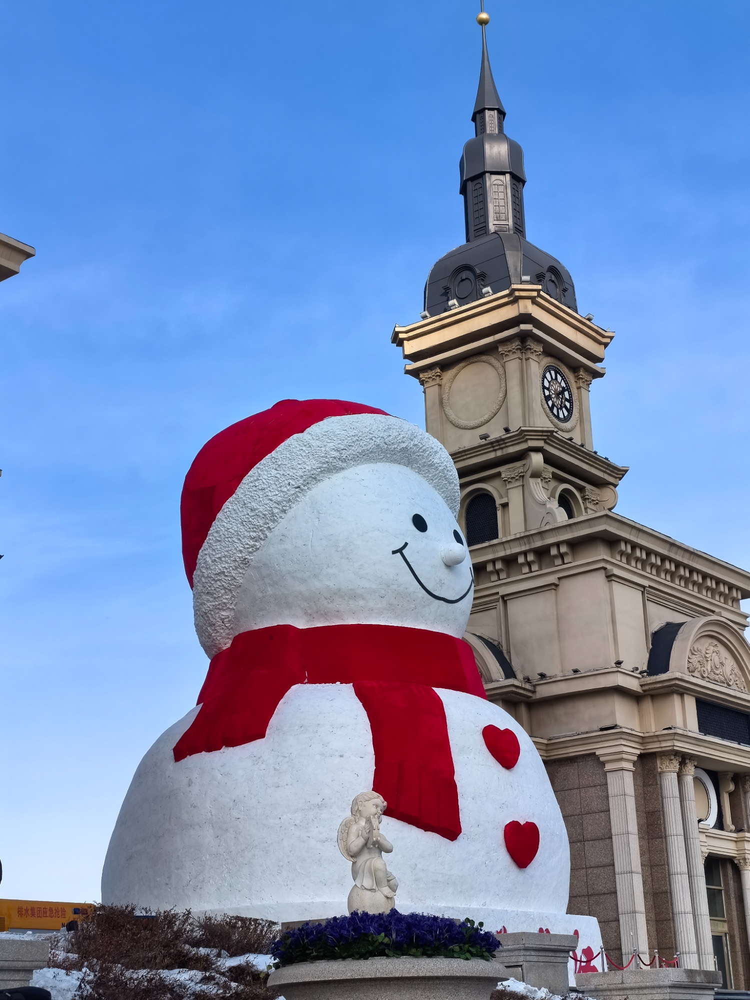 同框大雪人  寄语亚冬会哈尔滨网红大雪人正式回归