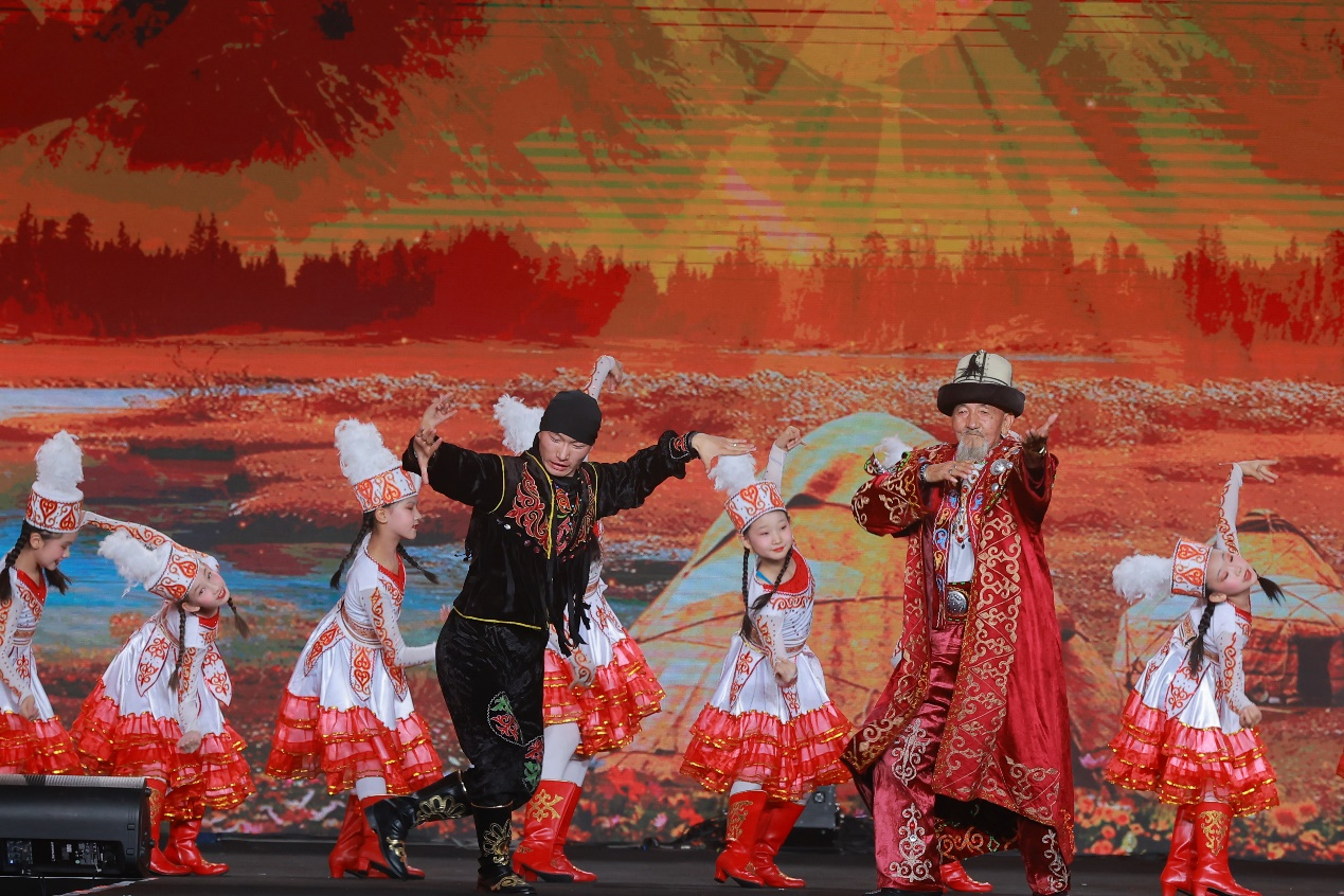 上,今年已经75岁的乌拉孜拜,仍然能用相当标准的动作模仿黑走马的走