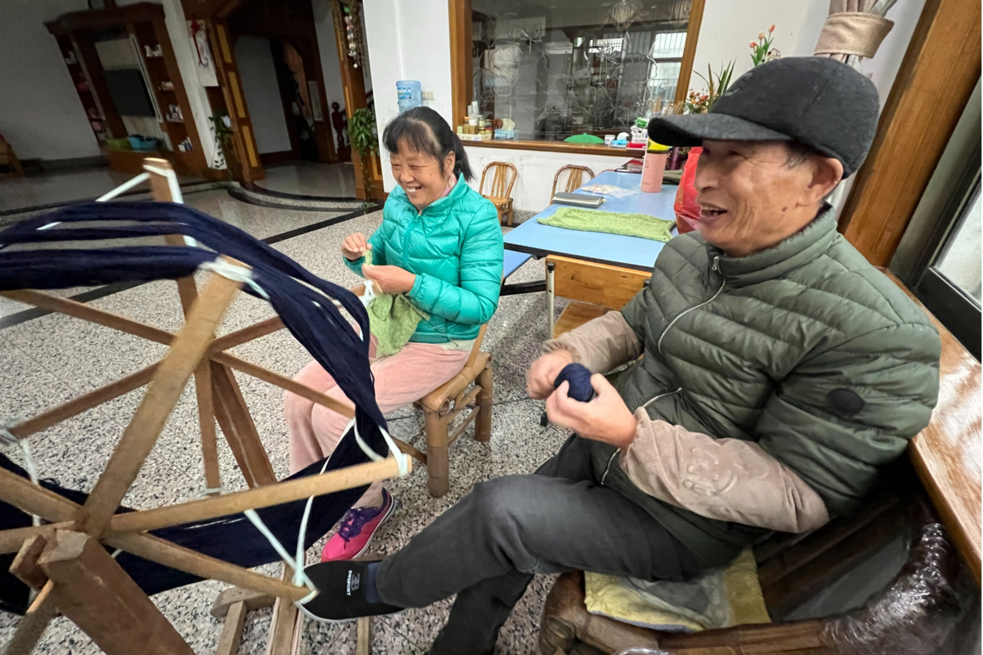 江南JN体育5年织200多件毛衣送山区娃 宁波慈溪这位“毛衣奶奶”暖了很多人(图2)