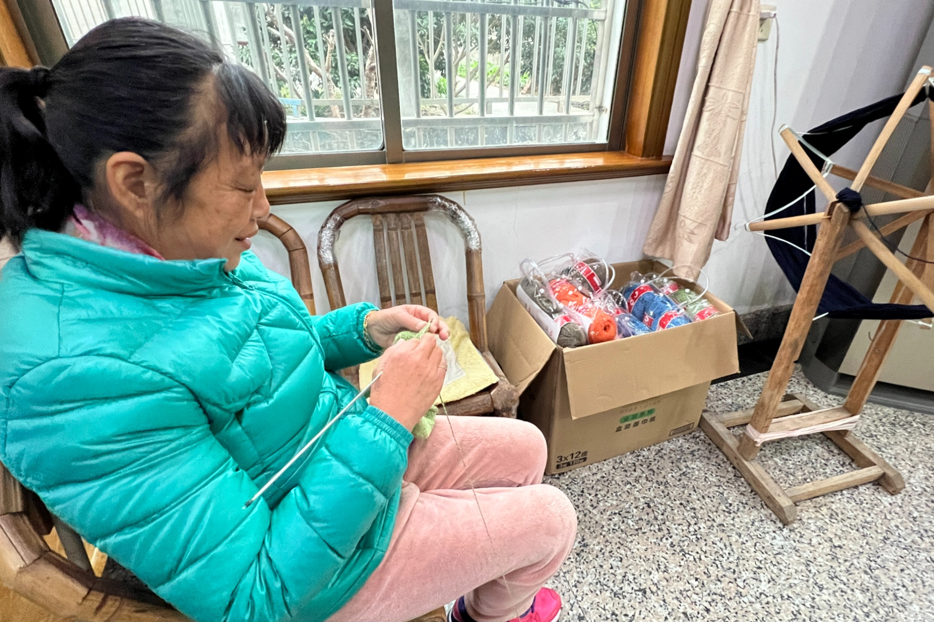 江南JN体育5年织200多件毛衣送山区娃 宁波慈溪这位“毛衣奶奶”暖了很多人(图1)
