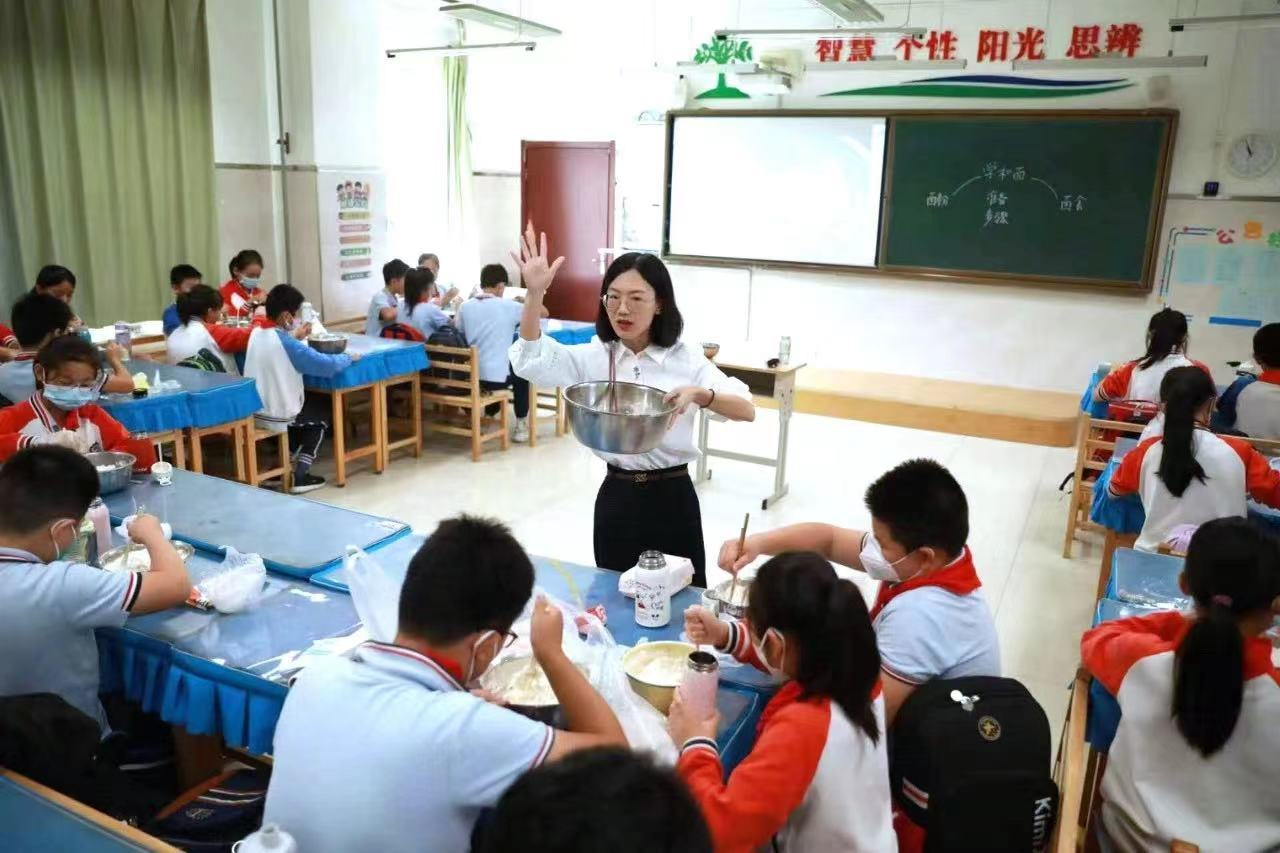 活動現場(西安航天基地供圖)在航天城第一小學,每週一節的勞動課已