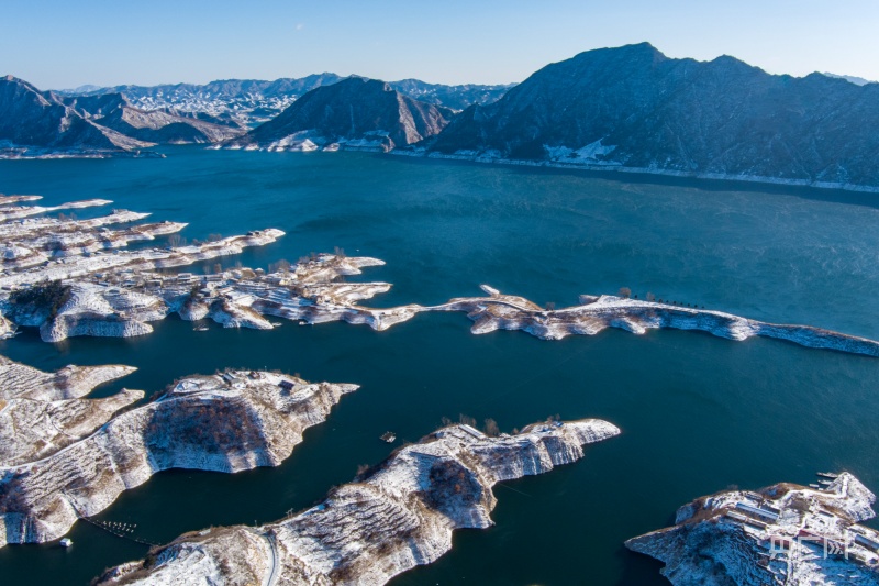 位于河北省承德市宽城满族自治县桲罗台镇蟠龙湖被白雪覆盖,银装素裹