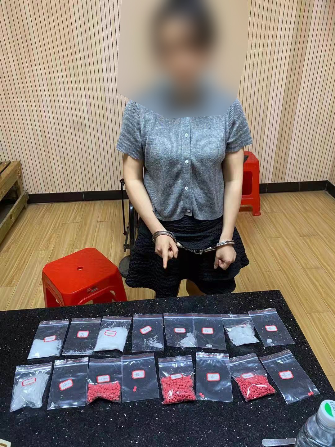 2021年6月至12月底,海口警方从派出所侦办的一起零包贩毒案件入手,遁