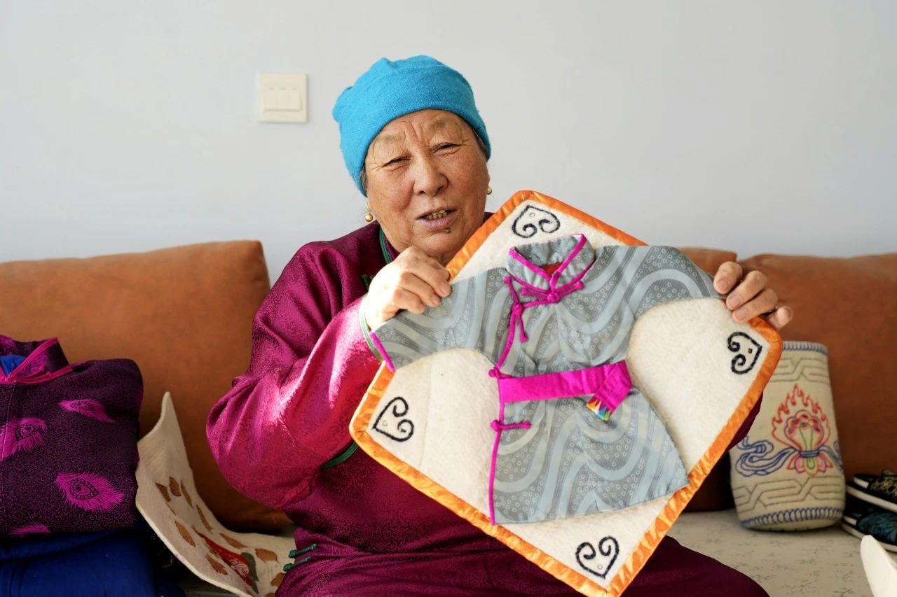 蒙古族服饰非遗文化传承人沙仁格日乐