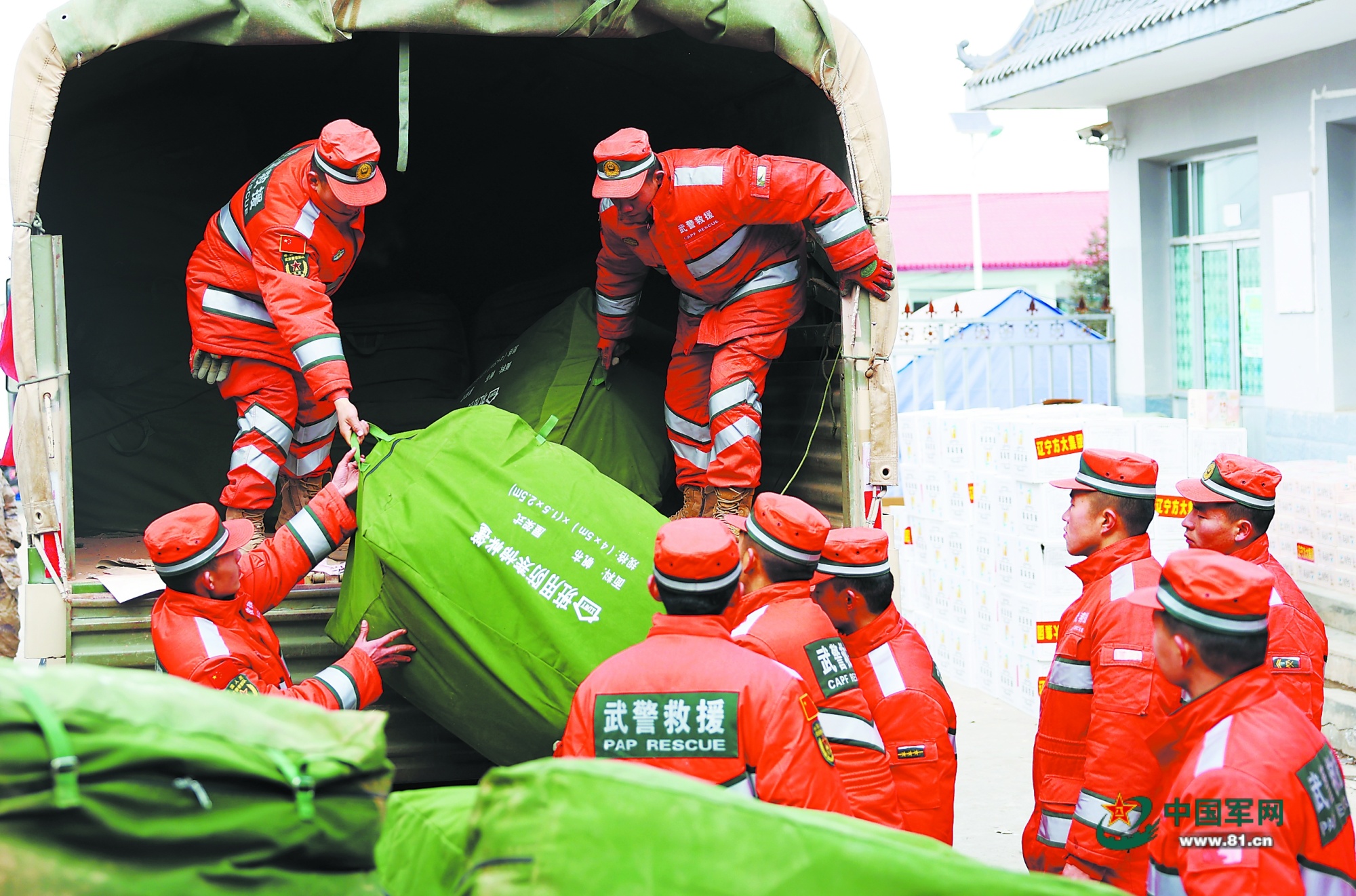 任务部队官兵和民兵持续奋战抗震救灾一线央广网 7454