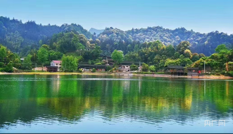 新江村：白墙黛瓦与绿水青山相映成趣