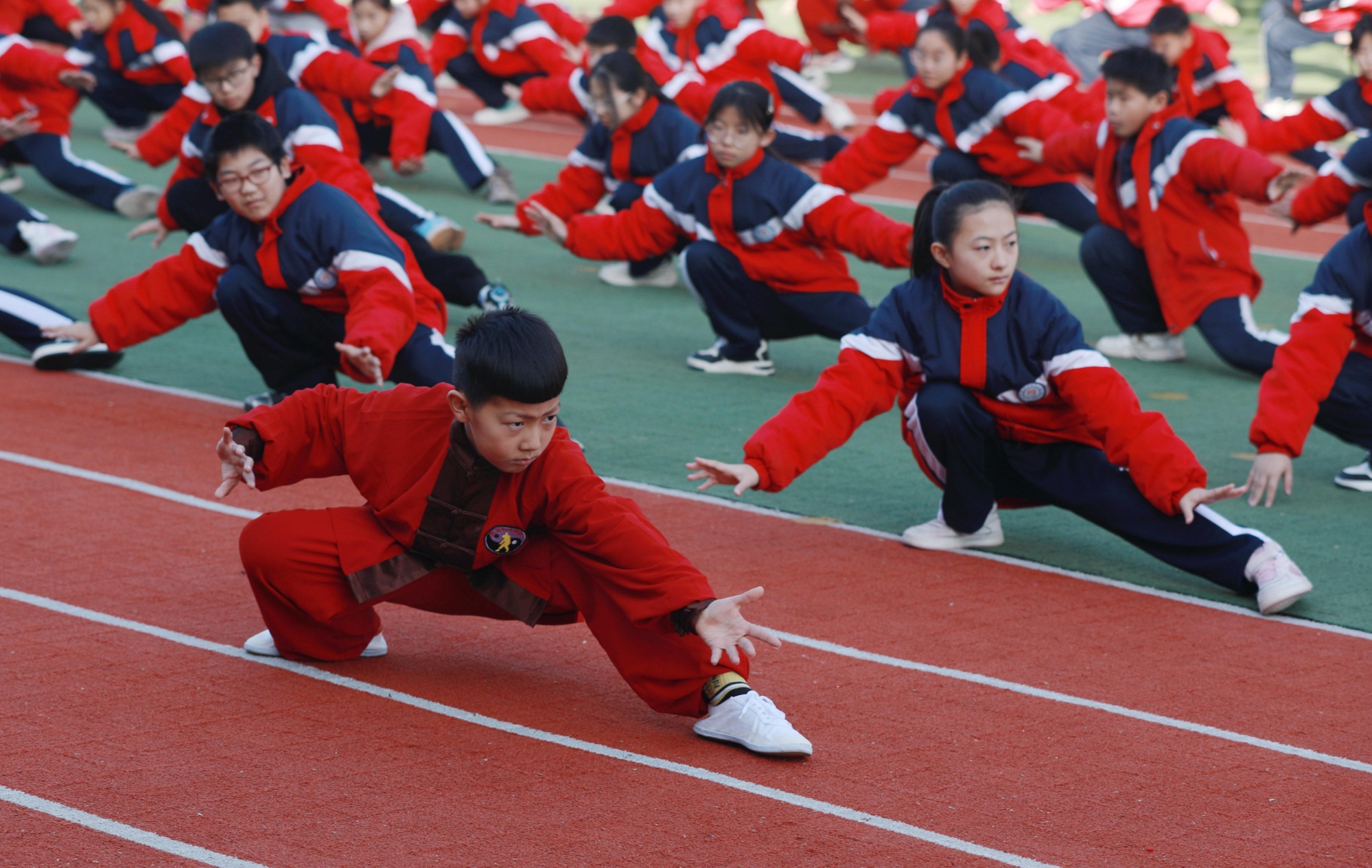 太极拳教练指导学生练习太极拳快拳(霍金