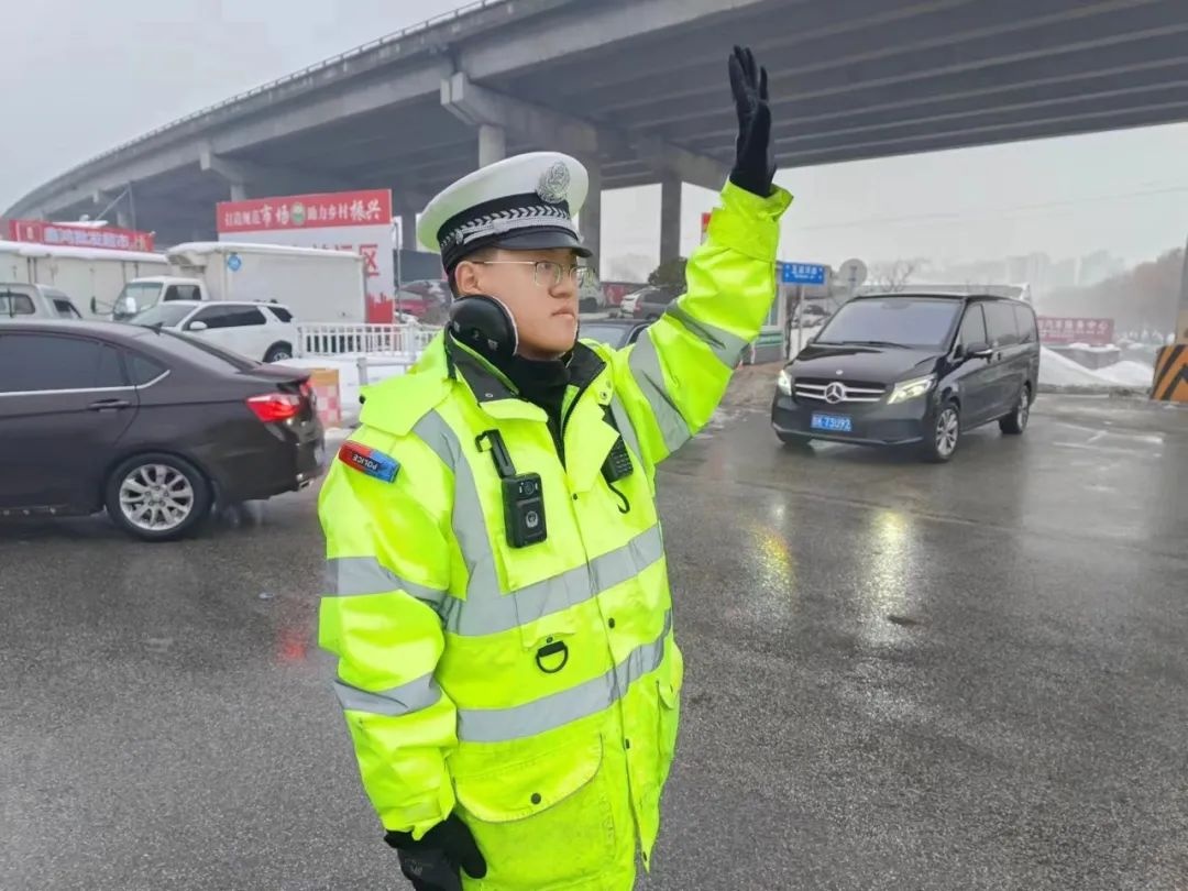 大雾弥漫站好假期第一岗山东交警在路上