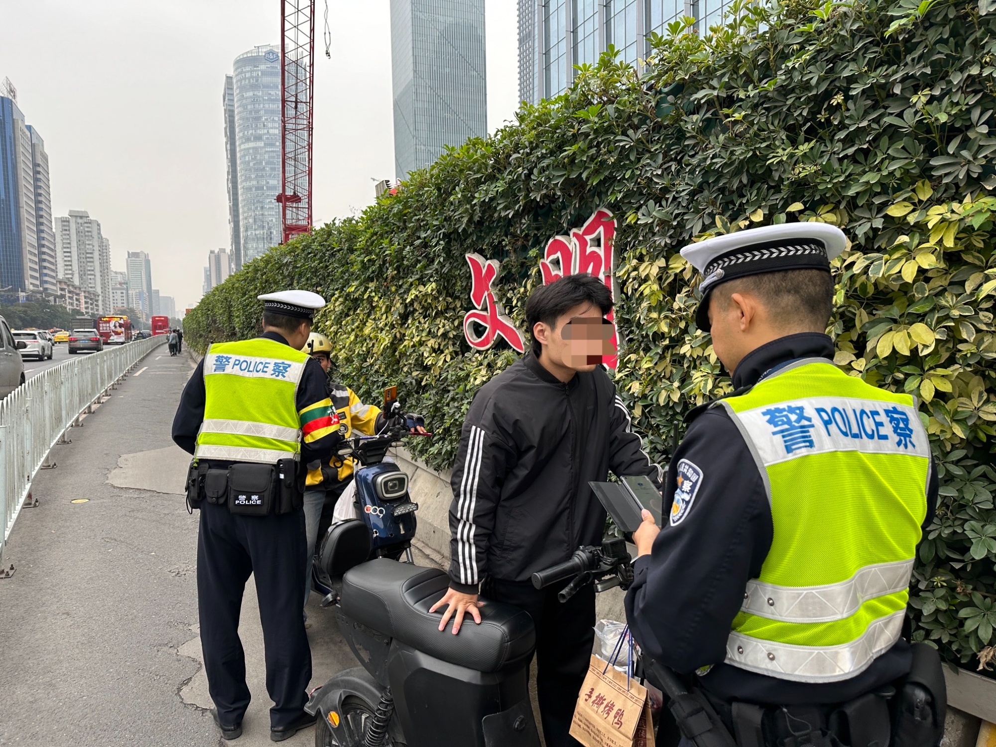 半天查处907宗记者直击广州电动自行车限行新规首日开罚情况必博Bibo下载(图5) 半天查处907宗记者直击广州电动自行车限行新规首日开罚情况必博Bibo下载(图5)