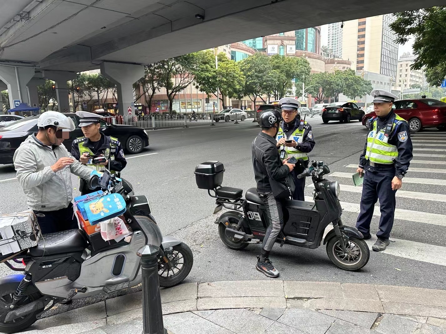半天查处907宗记者直击广州电动自行车限行新规首日开罚情况必博Bibo下载(图2) 半天查处907宗记者直击广州电动自行车限行新规首日开罚情况必博Bibo下载(图2)