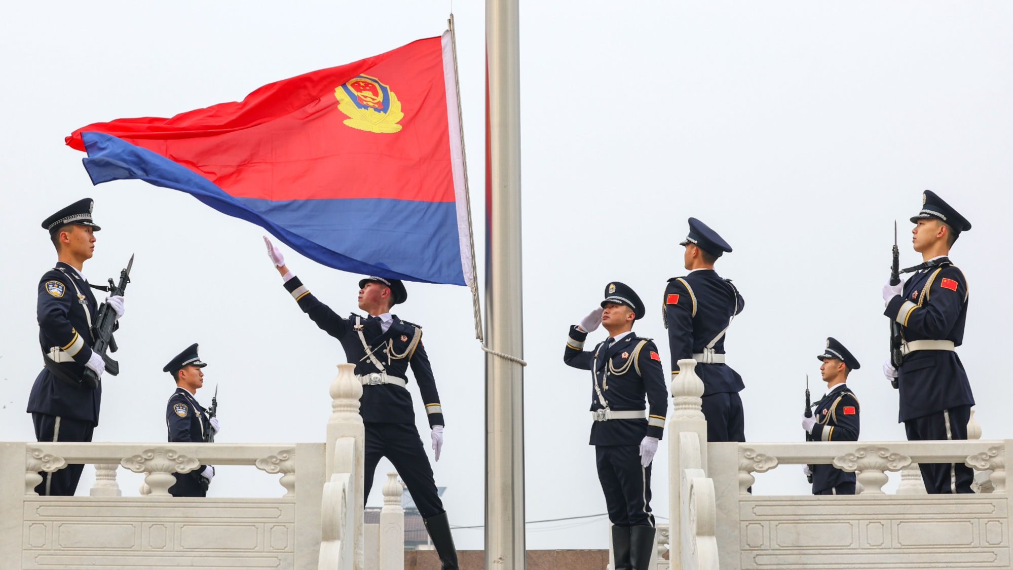 湖北襄阳公安举行2024年中国人民警察节升警旗仪式暨爱民实践活动