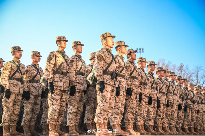 出征直击武警官兵寒冬野外徒步行军