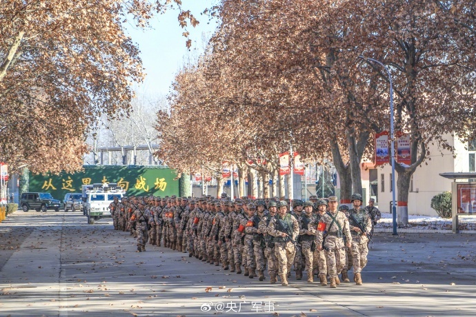出征!直击武警官兵寒冬野外徒步行军_央广网