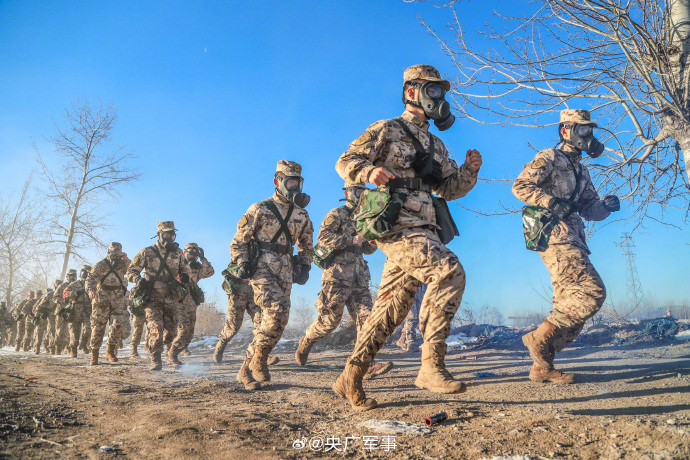 出征!直击武警官兵寒冬野外徒步行军_央广网