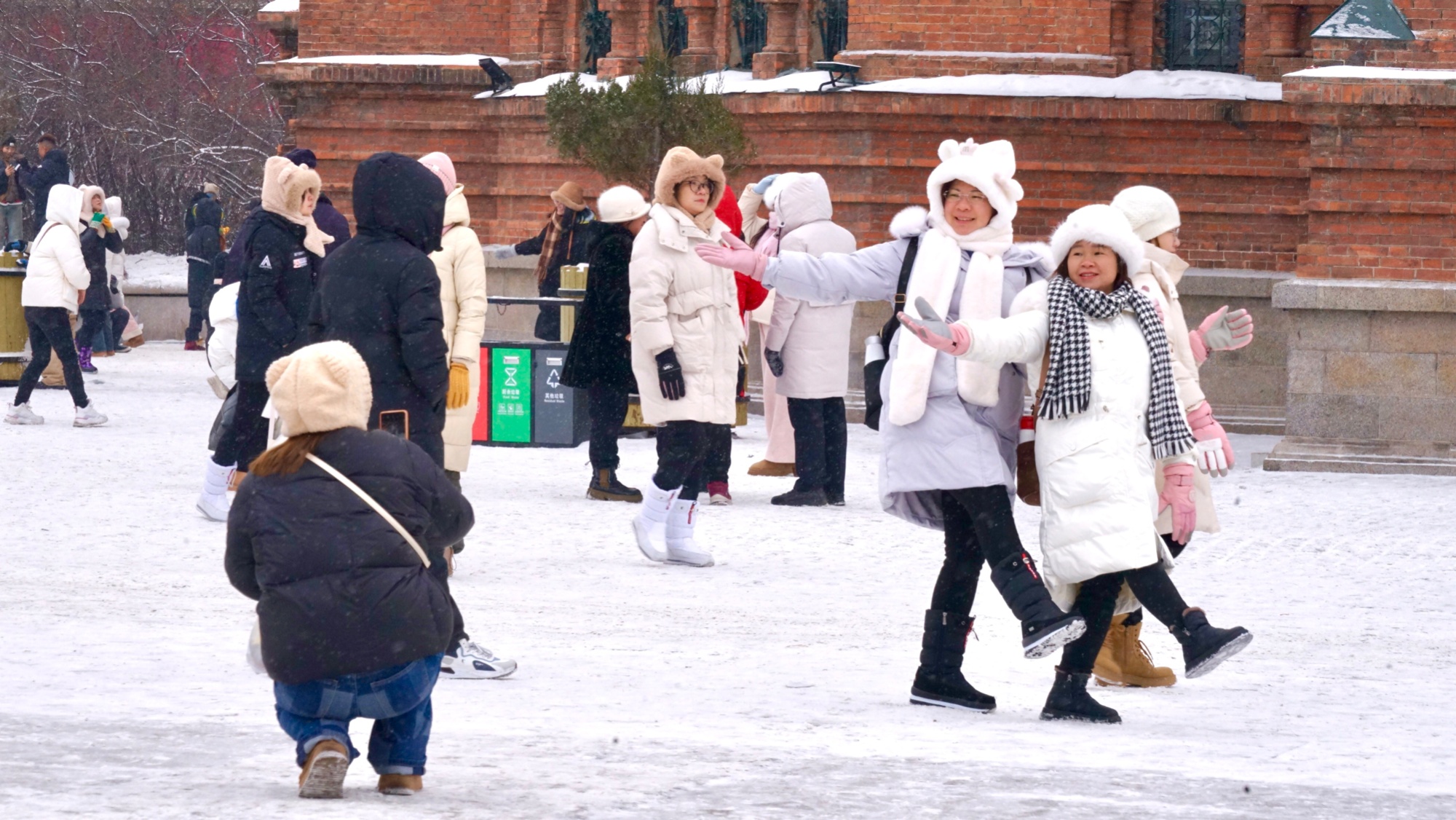哈尔滨又迎飘雪  游客市民欢乐多