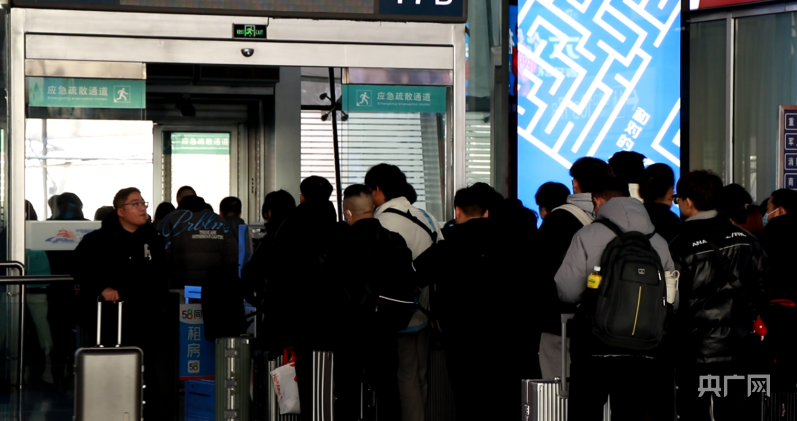 春运首日火车票开售 中国铁路北京局多举措服务学生旅客