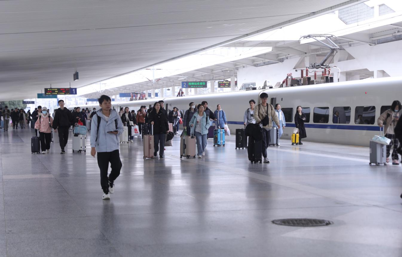 国铁南宁局春运预计发送旅客1600万人