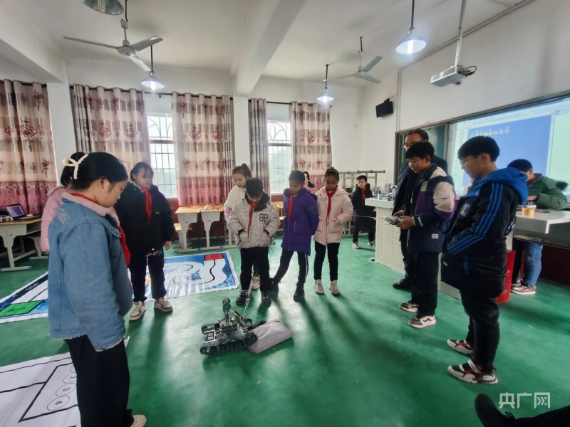 衡山：机器人编程点燃留守儿童科技梦想