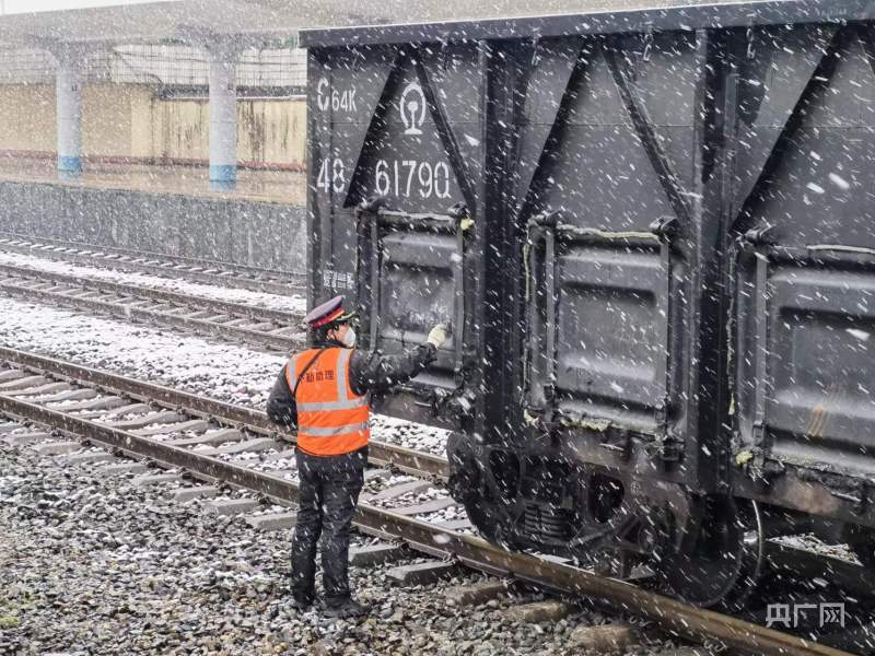 大雪中 他们全力确保高铁运输安全