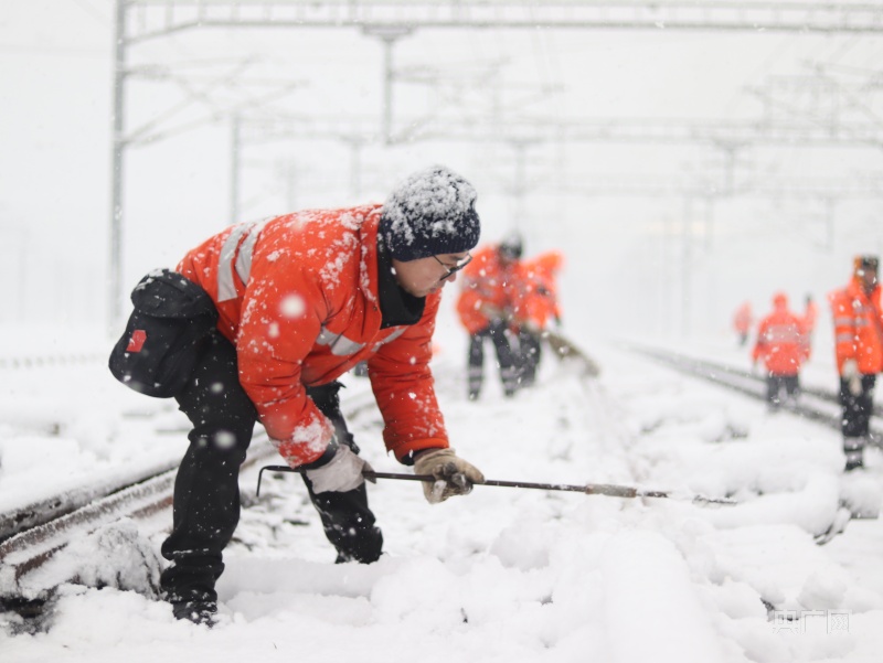 扫雪除冰 确保铁路安全