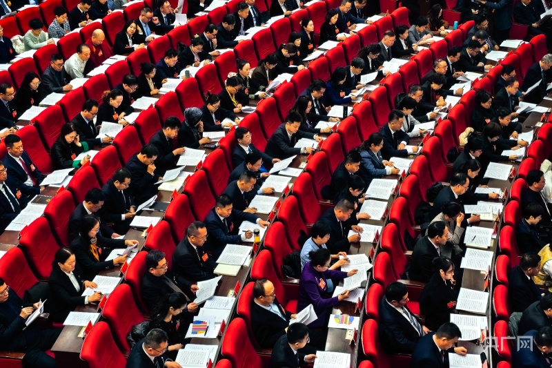 青海省政协主席公保扎西代表政协第十三届青海省委员会常务委员会作