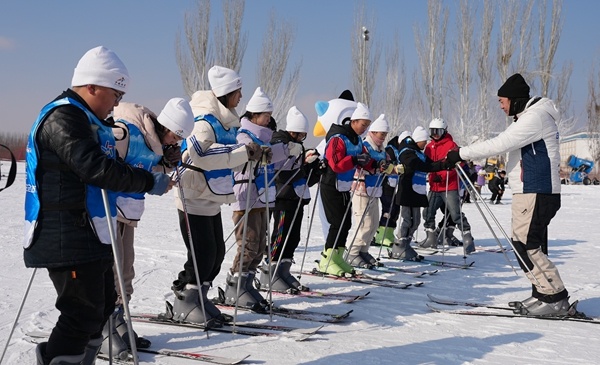 2024世界雪日暨国际儿童滑雪节主会场活动在兴庆区举行