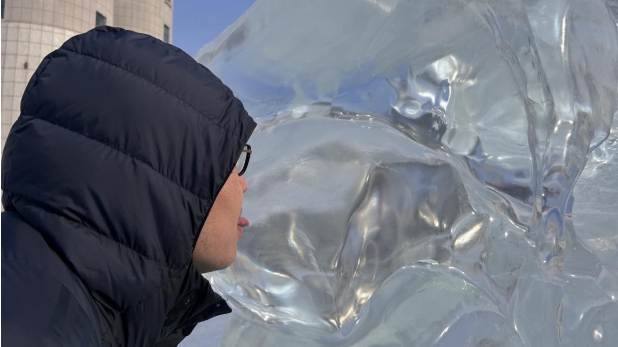 冰天雪地中的舔冰冒险就在哈尔滨世界欢乐城