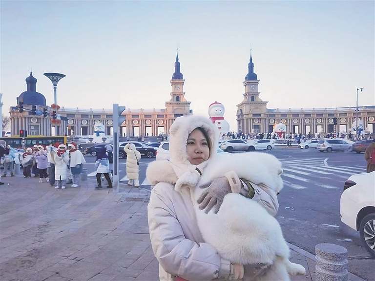热心市民自制“大雪人“斗篷 免费提供给游客拍照