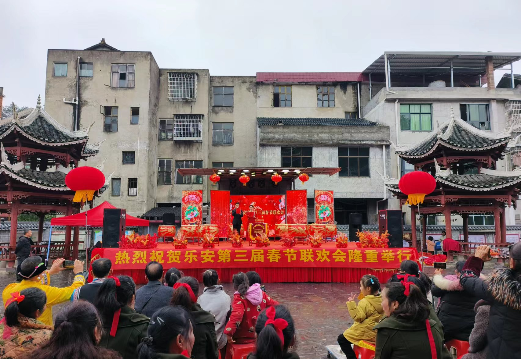 首页>湖南频道>分类新闻>文旅>乐安第三届春节联欢会现场(范小霞 供