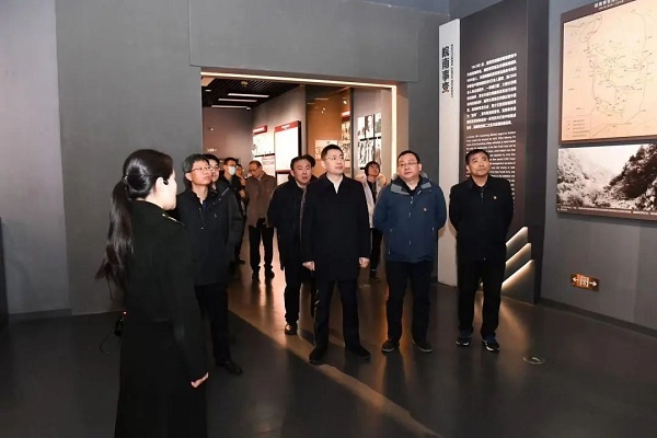 讲解介绍,展厅里一张张照片,一行行文字,一份份史料和一幕幕模拟实景